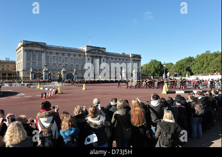 London, Vereinigtes Königreich, Wachabloesung, Wachablösung am Buckingham Palace Stockfoto