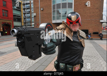 Cosplay Cosplayer verkleiden Stratford, London, UK. 28. April 2013. "Judge Dredd" bei den Trachtenumzug. Der Sci-Fi-London Trachtenumzug eröffnet 12. jährlichen International Festival of Science Fiction und fantastischen Film im Stratford Picture House in East London statt. Alamy Live-Nachrichten Stockfoto