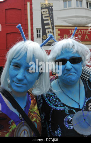 Cosplay Cosplayer verkleiden Stratford, London, UK. 28. April 2013. Zwei Frauen gekleidet als Charaktere aus Star Trek in den Trachtenumzug. Der Sci-Fi-London Trachtenumzug eröffnet 12. jährlichen International Festival of Science Fiction und fantastischen Film im Stratford Picture House in East London statt. Alamy Live-Nachrichten Stockfoto