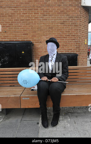 Cosplay Cosplayer verkleiden Stratford, London, UK. 28. April 2013. Eine Dame mit einem Ballon in den Trachtenumzug. Der Sci-Fi-London Trachtenumzug eröffnet 12. jährlichen International Festival of Science Fiction und fantastischen Film im Stratford Picture House in East London statt. Alamy Live-Nachrichten Stockfoto