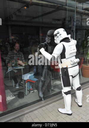 Stratford, London, UK. 28. April 2013. Ein SA-Mann aus Star Wars schüchtert Menschen im Pizza Express bei der Trachtenumzug. Der Sci-Fi-London Trachtenumzug eröffnet 12. jährlichen International Festival of Science Fiction und fantastischen Film im Stratford Picture House in East London statt. Alamy Live-Nachrichten Stockfoto