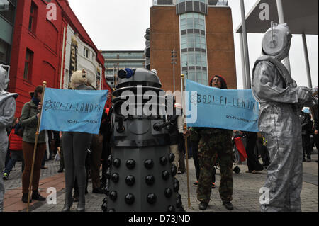 Stratford, London, UK. 28. April 2013. Ein Dalek und Cybermen vor der Trachtenumzug. Der Sci-Fi-London Trachtenumzug eröffnet 12. jährlichen International Festival of Science Fiction und fantastischen Film im Stratford Picture House in East London statt. Alamy Live-Nachrichten Stockfoto