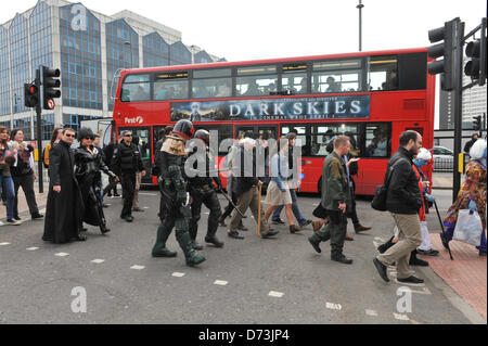 Cosplay Cosplayer verkleiden Stratford, London, UK. 28. April 2013. Der Trachtenumzug Spaziergänge rund um Stratford. Der Sci-Fi-London Trachtenumzug eröffnet 12. jährlichen International Festival of Science Fiction und fantastischen Film im Stratford Picture House in East London statt. Alamy Live-Nachrichten Stockfoto