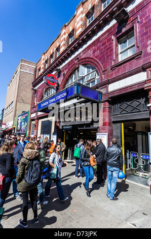 Belebter Straßenbelag direkt vor der Camden Town U-Bahnstation, Camden, London, England, Großbritannien. Stockfoto