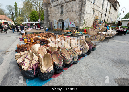 Körbe für den Verkauf in Issigeac Sonntag Markt ein kleines mittelalterliches Dorf französischen Dordogne Aquitanien Südwest-Frankreich Stockfoto