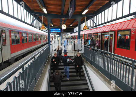 Flensburg, Deutschland, Passagiere auf der Plattform am Flensburger Bahnhof Stockfoto