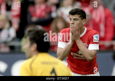 Der Mainzer Shawn Parker (R) kann nicht gegen Frankfurts Torhüter Oka Nikolov (vorne) Punkten, während die deutschen Bundesliga-Spiel zwischen 1. FSV Mainz 05 und Eintracht Frankfurt in der Coface Arena in Mainz, Deutschland, 28. April 2013. Foto: FREDRIK VON ERICHSEN (Achtung: EMBARGO Bedingungen! Die DFL ermöglicht die weitere Nutzung der nur bis zu 15 Bilder (keine Sequntial Bilder oder Video-ähnliche Reihe der Bilder erlaubt) über das Internet und Online-Medien während des Spiels (einschließlich Halbzeit), im Stadion oder vor dem Start des Spiels entnommen. Die DFL erlaubt die uneingeschränkte tra Stockfoto