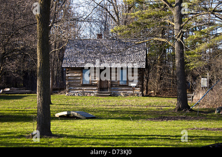 Blockhütte im Wald. Stockfoto