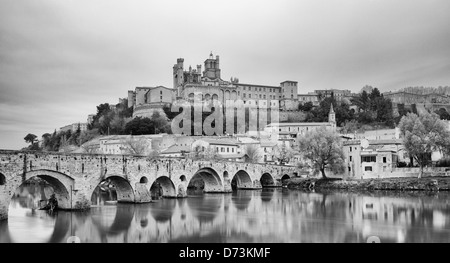 Kathedrale St. Nazaire und alte Brücke - Beziers - Frankreich Stockfoto