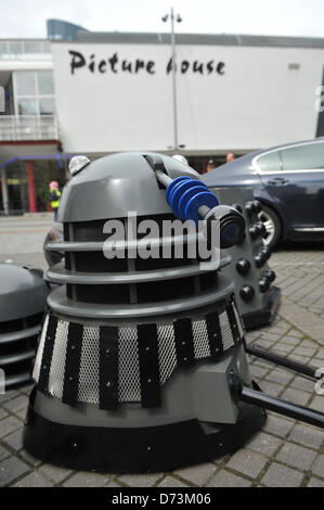 Cosplay Cosplayer verkleiden Stratford, London, UK. 28. April 2013. Ein Dalek im Bau der Trachtenumzug. Der Sci-Fi-London Trachtenumzug eröffnet 12. jährlichen International Festival of Science Fiction und fantastischen Film im Stratford Picture House in East London statt. Stockfoto