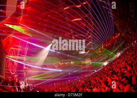 Tausende von Techno-Fans tanzen das Mayday-Techno-Festival in Westfalenhalle in Dortmund, Deutschland, 28. April 2013. Mehr als 23.000 Menschen besuchten das Festival mit über 50 DJs. Foto: Thomas Frey Stockfoto