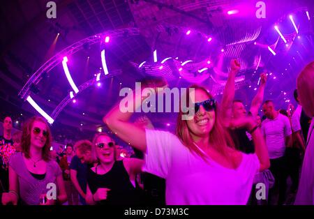 Techno-Fans tanzen das Mayday-Techno-Festival in Westfalenhalle in Dortmund, Deutschland, 27. April 2013. Mehr als 23.000 Menschen besuchten das Festival mit über 50 DJs. Foto: Thomas Frey Stockfoto
