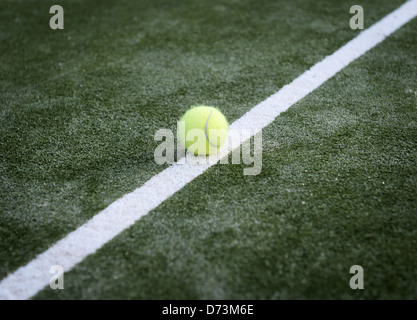 Tennisball auf einer Linie. Stockfoto