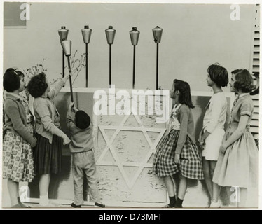 Riesige Hanukah Candle-Light-Zeremonie im JCC Stockfoto