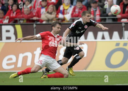 Frankfurter Alexander Meier (R) wetteifert um den Ball mit der Mainzer Andreas Ivanschitz (L) während des deutschen Fußball-Bundesliga-Spiels zwischen 1. FSV Mainz 05 und Eintracht Frankfurt in der Coface Arena in Mainz, Deutschland, 28. April 2013. Foto: FREDRIK VON ERICHSEN (Achtung: EMBARGO Bedingungen! Die DFL ermöglicht die weitere Nutzung der nur bis zu 15 Bilder (keine Sequntial Bilder oder Video-ähnliche Reihe der Bilder erlaubt) über das Internet und Online-Medien während des Spiels (einschließlich Halbzeit), im Stadion oder vor dem Start des Spiels entnommen. Die DFL erlaubt die uneingeschränkte Rangieranlagen Stockfoto