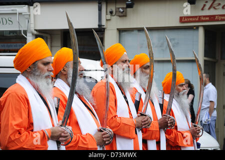 Sonntag, 28. April 2013, Glasgow, Schottland, Großbritannien. Die Glasgow Sikh Gemeinde feiert mit einer Prozession zum neuen Glasgow Gurdwara im Albert Drive vom alten Gebäude in der Nithsdale Road. Die Versammlung sagte Gebete, bevor die Prozession losging. Die Einheimischen genossen auch die farbenfrohe Veranstaltung auf dem Weg zum neuen Tempel. Stockfoto