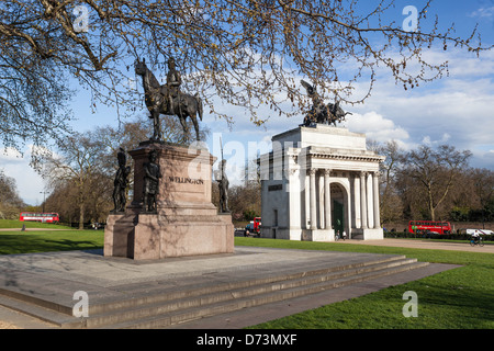 Reiterstatue des Duke of Wellington und des Wellington Arch, Hyde Park Corner, London, England, Großbritannien. Stockfoto