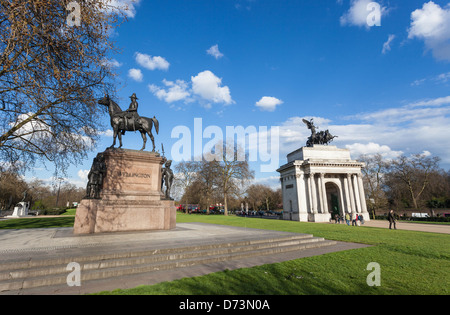 Reiterstatue des Duke of Wellington und Wellington Arch, Hyde Park Corner, London, England, Großbritannien Stockfoto