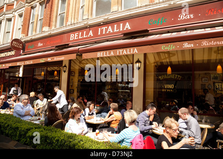 Italienisches Restaurant Bella Italia, Menschen Essen im Freien, Leicester Square, central London UK Stockfoto