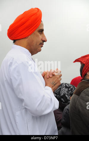 Sonntag, 28. April 2013, Glasgow, Schottland, Großbritannien.  Die Glasgow Sikh Gemeinschaft feiern mit einer Prozession, die neue Glasgow Gurdwara in Albert Laufwerk aus den alten Räumlichkeiten in der Nithsdale Road. Die Versammlung sprach Gebete, bevor die Prozession fuhren. Menschen vor Ort genossen auch die bunte Veranstaltung macht seinen Weg in den neuen Tempel. Alamy Live-Nachrichten Stockfoto