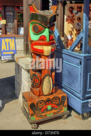 8. Juli 2012 steht - Vancouver, British Columbia, Kanada - A bunt bemalten Totempfahl vor dem Eingang auf den Prospect Point Lookout Cafe im Stanley Park, Vancouver. Die Pole sind mit Schnitzereien von Symbolen, die Legenden oder Ereignisse im Leben der Aborigines des kanadischen Nordens west darstellen. (Kredit-Bild: © Arnold Drapkin/ZUMAPRESS.com) Stockfoto