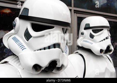 Zwei Imperial Stormtrooper Zeichen nehmen an Sci-Fi-London Trachtenumzug, Stratford, London, UK Stockfoto