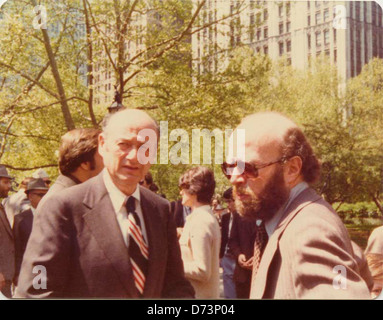 Jerry Goodman, Executive Director der Nationalkonferenz über sowjetische Juden mit NYC Bürgermeister Ed Koch vor New York City Hall Stockfoto