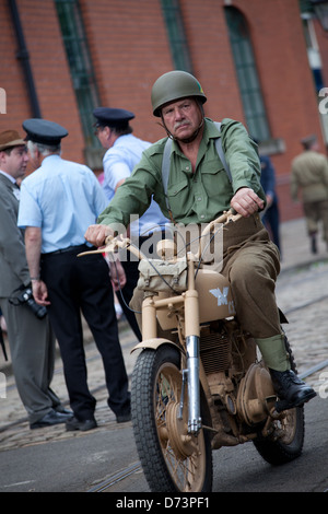 Enthusiasten in historischen Kostümen in den 1940er Jahren militärische Nachstellung bei nationalen Straßenbahnmuseum Crich, Derbyshire Stockfoto