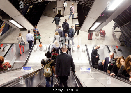 Pendler, die Fahrt zur Arbeit auf der London underground Rolltreppen, London Bridge Station, London UK Stockfoto