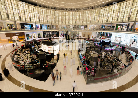 Blick auf belebten Atrium in der Dubai Mall in Vereinigte Arabische Emirate VAE Stockfoto