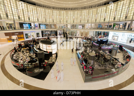 Blick auf belebten Atrium in der Dubai Mall in Vereinigte Arabische Emirate VAE Stockfoto