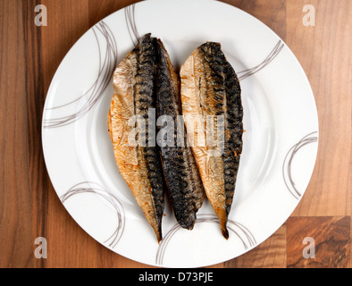 Geräucherte Makrele auf einem Teller Stockfoto