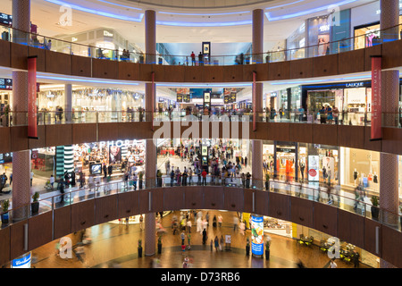 Innenraum des Atriums in belebten Dubai Mall in Vereinigte Arabische Emirate VAE Stockfoto