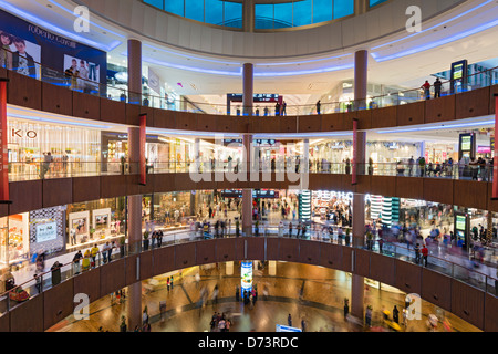 Innenraum des Atriums in belebten Dubai Mall in Vereinigte Arabische Emirate VAE Stockfoto