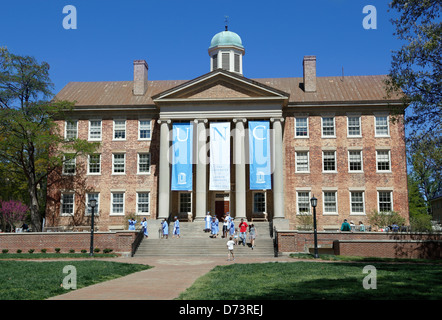 University of North Carolina, Chapel Hill, UNC. Studenten in Graduierung Kleider auf den Stufen des South Building. Stockfoto