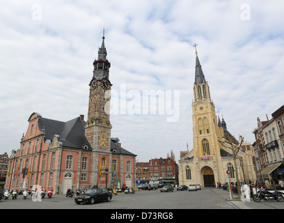 Unbekannte Menschen und Autos am Zentralmarkt Quadrat von Sint-Truiden, Limburg Stockfoto