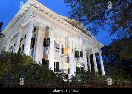 Bellamy Mansion Museum, Wilmington, North Carolina, NC in der Abenddämmerung. Stockfoto