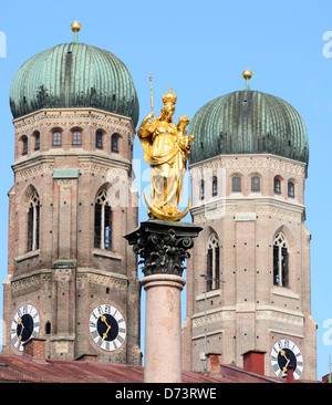 Die goldene Skulptur der Heiligen Maria und die Church of Our Lady (Frauenkirche) Stockfoto
