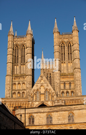 Kathedrale von Lincoln, gebadet in den späten Abend April Licht. Stockfoto