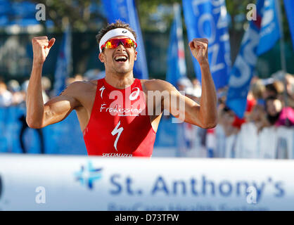 St. Petersburg, Florida, USA. 28. April 2013.  JAN FRODENO feiert, als er die Ziellinie überquert erste während der 30. jährlichen St. Antonius Triathlon Sonntag in St. Petersburg. (Bild Kredit: Kredit: James Borchuck/Tampa Bay Times/ZUMAPRESS.com/Alamy Live-Nachrichten) Stockfoto