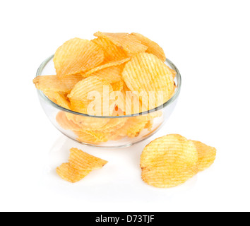 Kartoffelchips in Glasschale. Isoliert auf weißem Hintergrund Stockfoto
