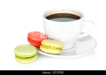 Bunte Makronen und Kaffeetasse. Isoliert auf weißem Hintergrund Stockfoto