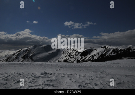 Die Aussicht auf Cairn a'Gheoidh vom oberen Rand der Cairnwell T Bar schleppen Stockfoto