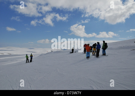 Eine Gruppe von Skifahrer am oberen Rand der Glas Maol Run in Glenshee. Stockfoto