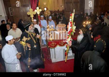 28. April 2013 - Kairo, Kairo, Ägypten - ägyptische orthodoxe Christen nehmen an einer Masse, die Kennzeichnung der Palmsonntag am 28. April 2013 in Kairo Teil. Palmsonntag markiert die triumphale von Jesus Christus in Rückkehr Jerusalem bei eine jubelnde Menge empfangen ihm winken Palm verlässt, eine Woche vor seiner Kreuzigung. Orthodoxe Christen feiern Ostern am 5. Mai (Credit-Bild: © Tareq Gabas/APA Images/ZUMAPRESS.com) Stockfoto