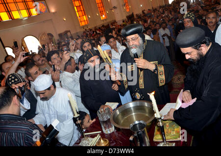 28. April 2013 - Kairo, Kairo, Ägypten - ägyptische orthodoxe Christen nehmen an einer Masse, die Kennzeichnung der Palmsonntag am 28. April 2013 in Kairo Teil. Palmsonntag markiert die triumphale von Jesus Christus in Rückkehr Jerusalem bei eine jubelnde Menge empfangen ihm winken Palm verlässt, eine Woche vor seiner Kreuzigung. Orthodoxe Christen feiern Ostern am 5. Mai (Credit-Bild: © Tareq Gabas/APA Images/ZUMAPRESS.com) Stockfoto