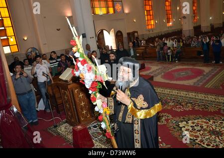 28. April 2013 - Kairo, Kairo, Ägypten - ägyptische orthodoxe Christen nehmen an einer Masse, die Kennzeichnung der Palmsonntag am 28. April 2013 in Kairo Teil. Palmsonntag markiert die triumphale von Jesus Christus in Rückkehr Jerusalem bei eine jubelnde Menge empfangen ihm winken Palm verlässt, eine Woche vor seiner Kreuzigung. Orthodoxe Christen feiern Ostern am 5. Mai (Credit-Bild: © Tareq Gabas/APA Images/ZUMAPRESS.com) Stockfoto