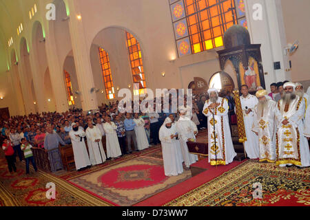 28. April 2013 - Kairo, Kairo, Ägypten - ägyptische orthodoxe Christen nehmen an einer Masse, die Kennzeichnung der Palmsonntag am 28. April 2013 in Kairo Teil. Palmsonntag markiert die triumphale von Jesus Christus in Rückkehr Jerusalem bei eine jubelnde Menge empfangen ihm winken Palm verlässt, eine Woche vor seiner Kreuzigung. Orthodoxe Christen feiern Ostern am 5. Mai (Credit-Bild: © Tareq Gabas/APA Images/ZUMAPRESS.com) Stockfoto