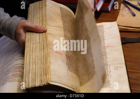 Eine mittelalterliche 15. Jahrhundert wird auf ein Museum auf der spanischen Insel Mallorca antikes Buch gesehen. Stockfoto