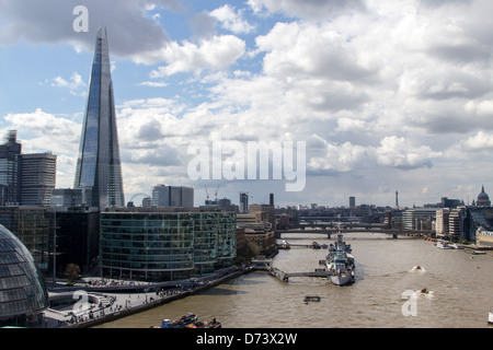 Der Shard London England Klettern bis zu den Wolken mit HMS Belfast auf der Themse Stockfoto